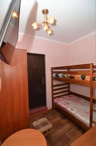 Гостиница Лукоморье Алупка Бюджетный двухместный номер с двухъярусной кроватью-4