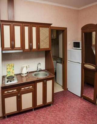 Гостиница Лукоморье Алупка Двухместный номер с двуспальной кроватью и дополнительной кроватью-1